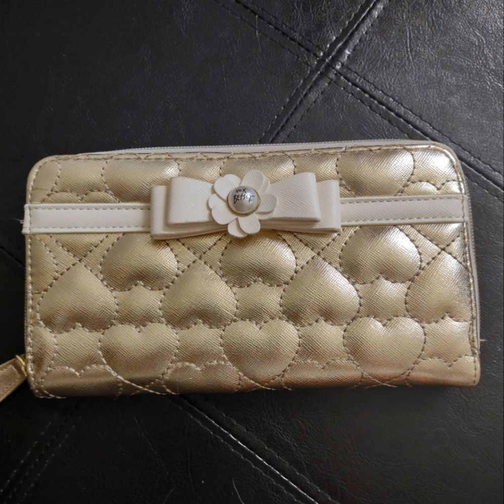 Betsey Johnson Gold Quilted Heart Front Bow And Pearl Organizer.